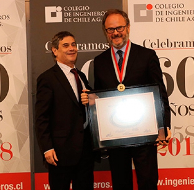 Presidente de SOFOFA recibe Premio a la Gestión 2018 del Colegio de Ingenieros de Chile