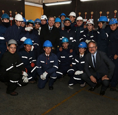 Ministro Varela y presidente de la SOFOFA visitan el Liceo Industrial Vicente Pérez Rosales